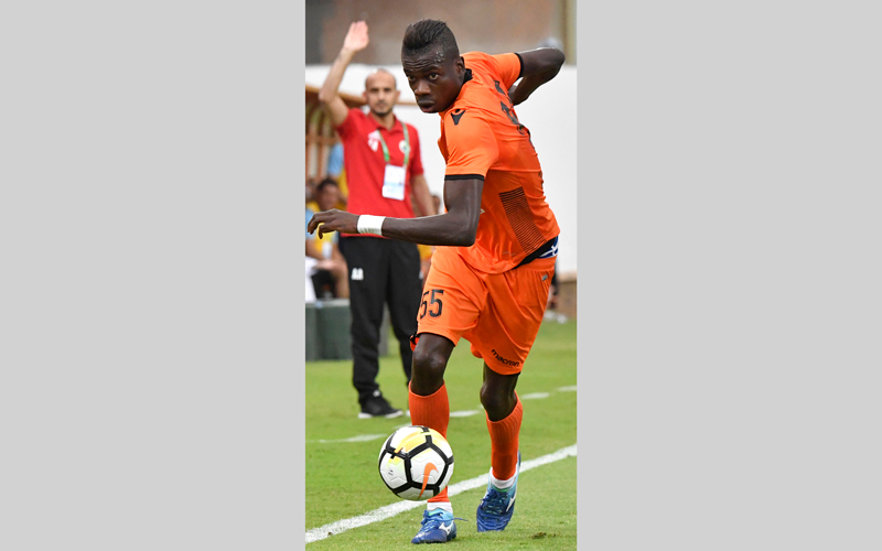 حسن زهران شكا مشجعين وجهوا إلى والديه السباب خلال مباراة عجمان مع الشارقة.