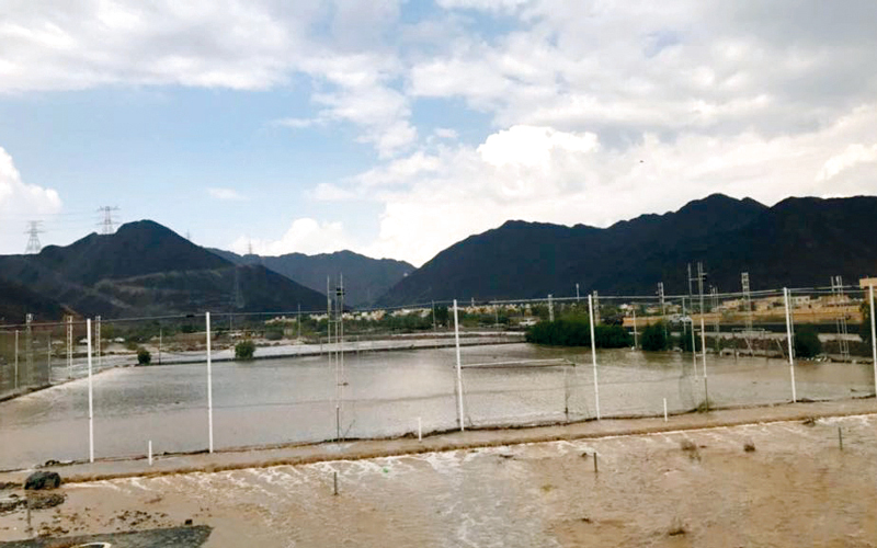 سيول الأمطار تقتحم ملعب القرية في الفجيرة. من المصدر