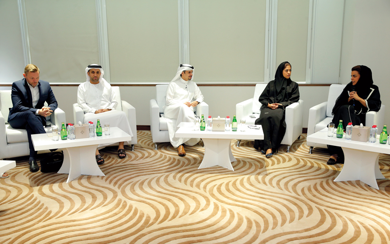 بوعميم (وسط) أكد خلال اللقاء أن دبي تمضي بخطى ثابتة نحو تحقيق أهداف استراتيجية «الإمارات ما بعد النفط».    من المصدر