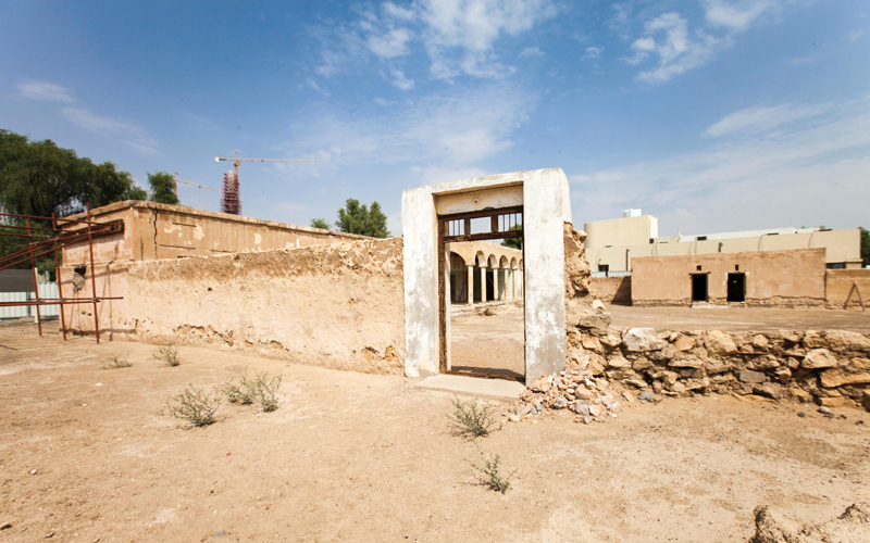 تتضمن الجولة شرحاً عن أنماط الطرز المعمارية التي اتبعها الأجداد والمواد الطبيعية التي استخدموها وأساليب العيش والتقاليد التي ارتبطت بالفترة التي بُنيت فيها هذه البيوت.

من المصدر