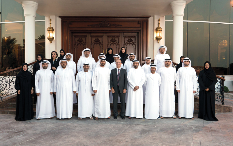 محمد بن زايد خلال استقباله وفد شركة الإمارات للصناعات العسكرية. وام
