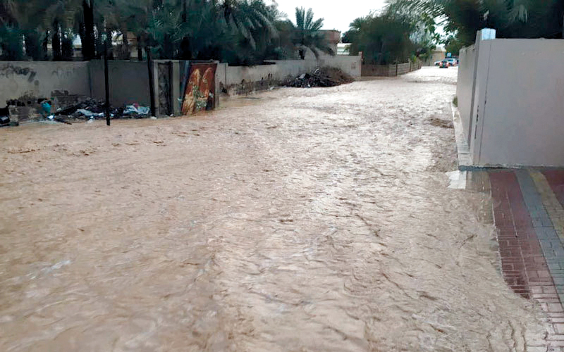 «خدمات رأس الخيمة» وضعت حلولاً لمنع وصول الفيضانات إلى منازل المواطنين. أرشيفية