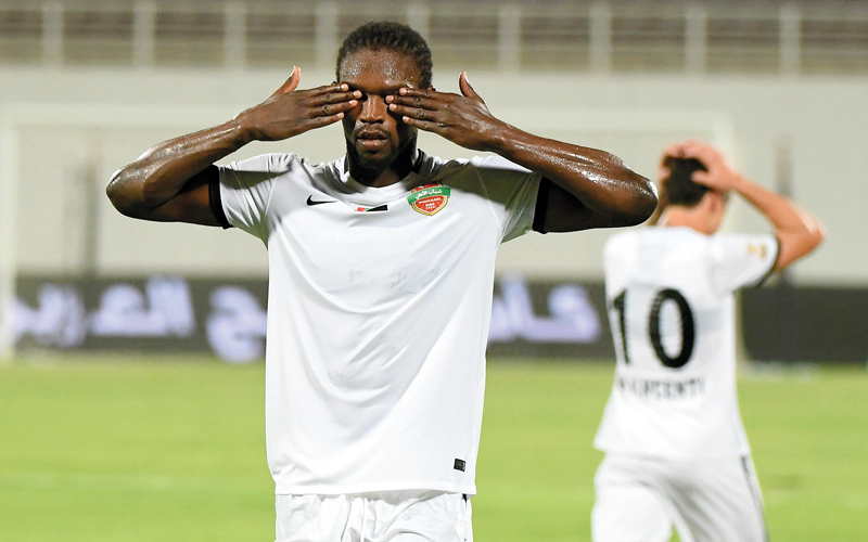 لاعب الأهلي ديوب تعرض لإساءة عنصرية من مشجعين خلال مباراة الوصل. تصوير: إريك أرازاس