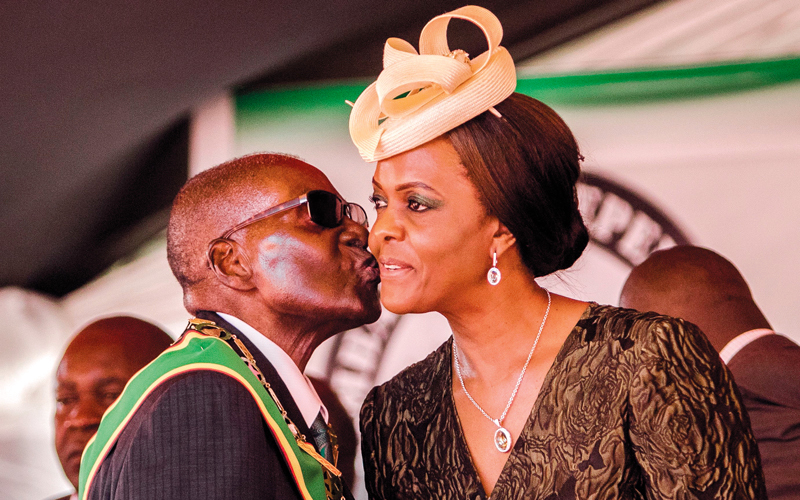 موغابي يقبل زوجته. أرشيفية
