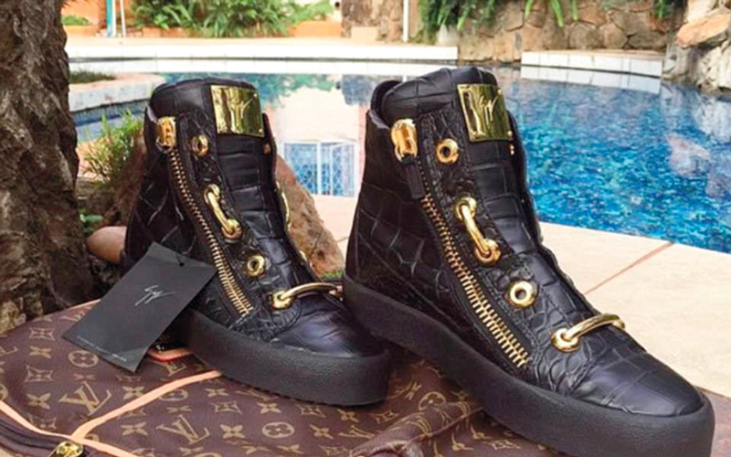 حذاء روبرت موغابي يبلغ ثمنه 14 ألف دولار. أرشيفية