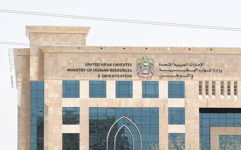 الوزارة حددت 4 حالات تمنح فيها العامل تصريح عمل جديداً في حال انتهاء علاقة العمل بالعقد غير محدد المدة. الإمارات اليوم