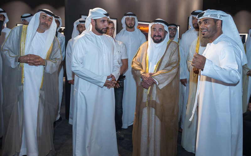 سلطان القاسمي خلال افتتاح مهرجان إكسبوجر الدولي للتصوير في الشارقة. الإمارات اليوم