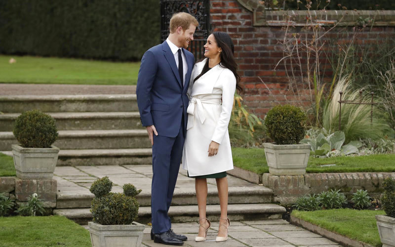 ظهر الأمير هاري والممثلة الأميركية ميجان ماركل، اليوم، في قصر كينغستون لالتقاط الصور لهما بعد إعلانهما الخطوبة في وقت سابق.(الصور من أ.ب)