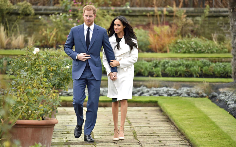 وكان قصر باكنغهام ذكر في بيان، اليوم، إن الملكة إليزابيث الثانية وزوجها الأمير فيليب أعربا عن" سعادتهما" لخطوبة حفيدهما الأمير هاري والممثلة الأميركية ميغان ماركل و " كما أعربا عن تمنياتهما لهما " بالسعادة".