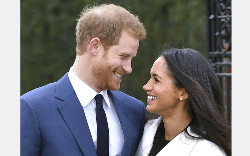 وقال تشارلز فى بيان صادر عن مكتبه إنه " يسر أمير ويلز أن يعلن عن خطبة الأمير هاري لميغان ماركل". وذكر البيان أن الأمير هاري (33 عاما) ، وماركل (36 عاما)  تمت خطبتهما فى لندن فى مطلع هذا الشهر. وأضاف أن " الزفاف سيتم فى ربيع عام 2018"