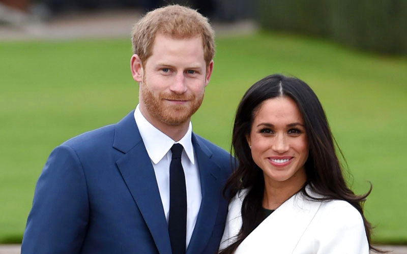 وكتب المتحدث باسم قصر كينجستون على موقع تويتر للتواصل الاجتماعي، اليوم، أن " الأمير هاري أبلغ الملكة إليزابيث الثانية وبقية أفراد الأسرة الملكية بذلك".