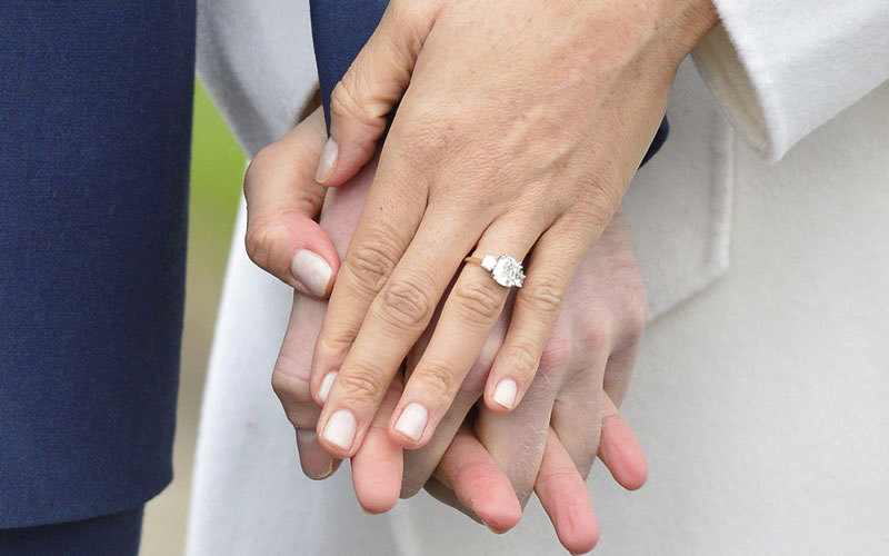 وفي بيان منفصل، قال الأمير ويليام، شقيق الأمير هاري الأكبر وزوجته كيت إنهما " سعداء للغاية من أجل هاري وميغان". وقال ويليام وكيت " لقد كان أمرا رائعا التعرف على ميغان ورؤية مدى سعادتها هي وهاري معا".