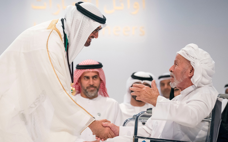 محمد بن زايد يستكمل مسيرة والده في مجال الخير والإنسانية. وام