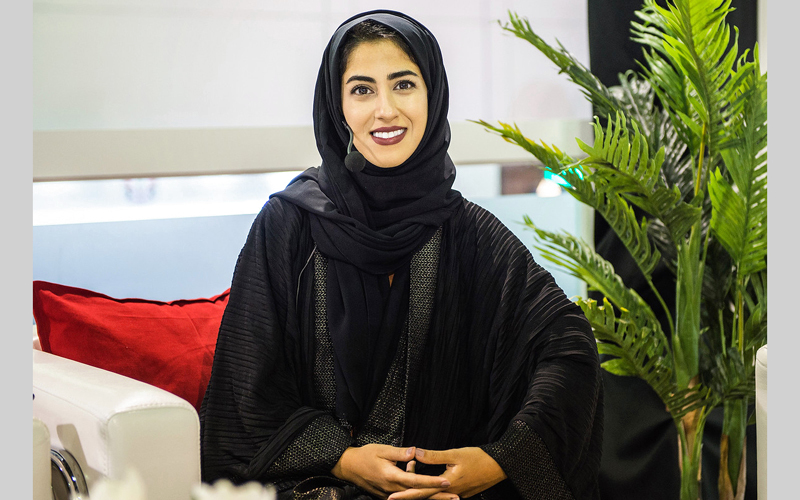 أثير بن شكر مقدمة برنامجي «للشباب رأي» و«بالعربي» على إذاعة الأولى.