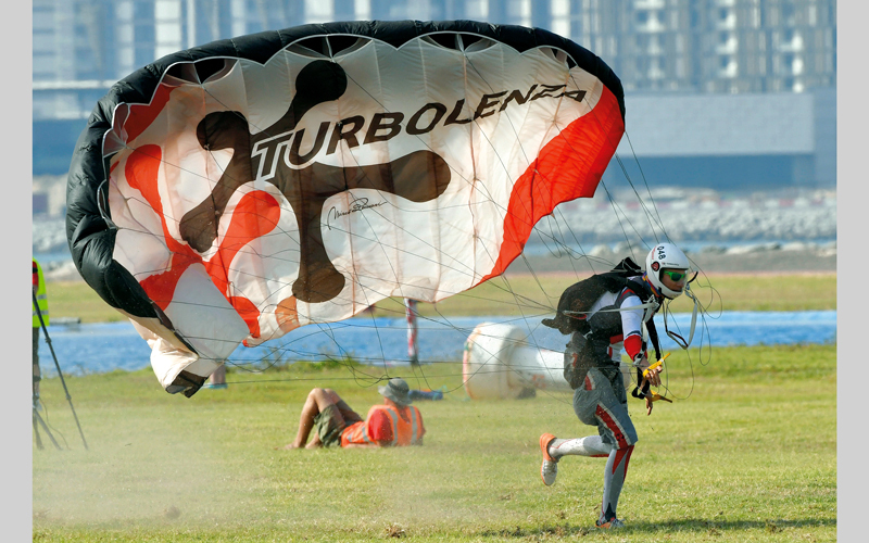 رياضة القفز بالمظلات لا ترتبط بأي أعمار لممارستها. تصوير: أسامة أبوغانم