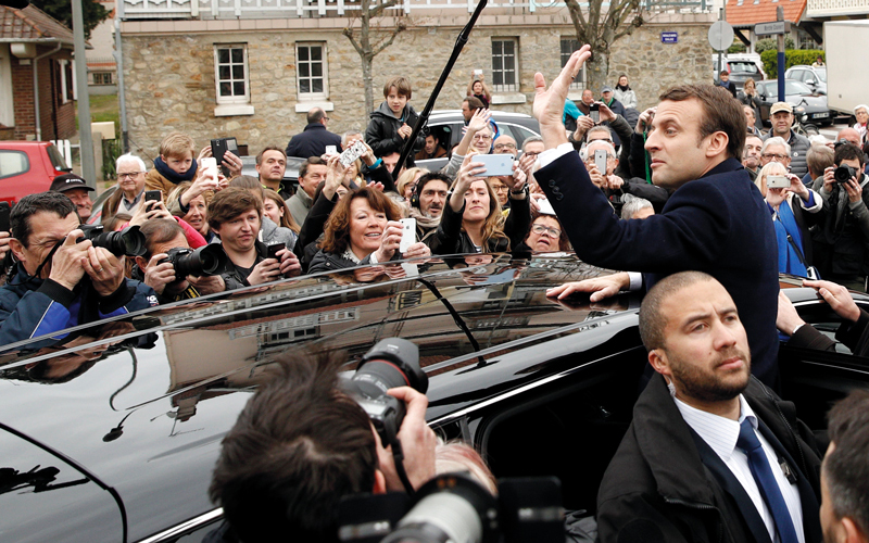 خطة ماكرون تخفيض الوظائف التي تمولها الدولة تثير قلق الفرنسيين.  إي.بي.إيه