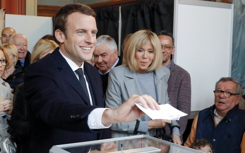 حصل ماكرون في آخر استطلاع له للرأي على 42% من الاصوات، منخفضاً 20 نقطة . أ.ف.ب