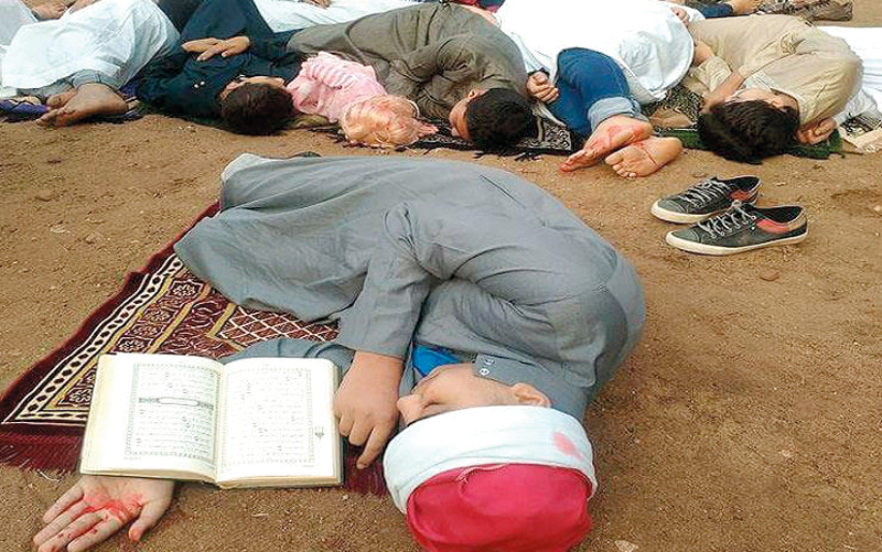 الطلاب جسدوا ما حدث يوم «مجزرة الروضة».  الإمارات اليوم