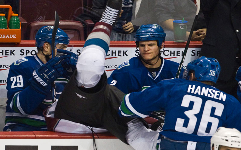 لاعبو هوكي الجليد يجنحون إلى العنف في كثير من الأوقات. رويترز