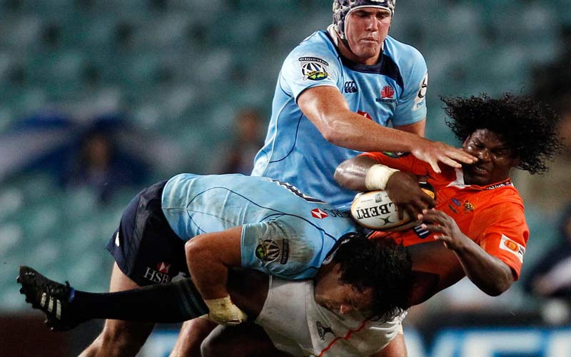 القدرة على الالتحام القوي بالخصم ميزة أساسية للركبي. رويترز