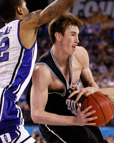 محاولة الحصول على الكرة بمختلف الوسائل. رويترز