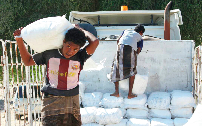 أهالي الحوطة أثنوا على ما تقوم به الإمارات من أعمال خيرية وإنسانية. وام