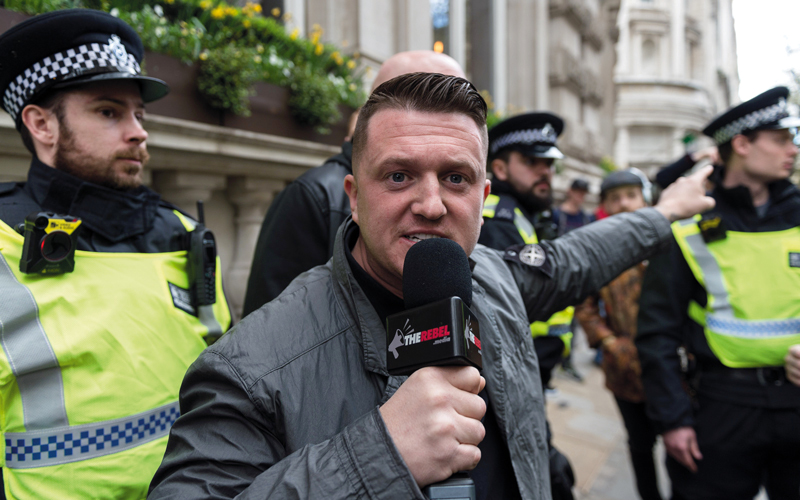 تومي روبنسون يتحدث إلى مؤيديه المناهضين للمسلمين في وسط لندن. غيتي