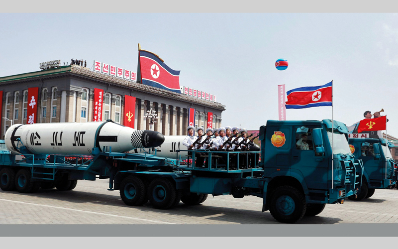 سيارة عسكرية كورية شمالية تحمل صواريخ في موكب يوم الشمس بميدان كيم ايل سونغ. إي.بي.إيه