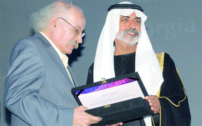 نهيان بن مبارك يكرم الفنان الإماراتي حسن شريف. 	تصوير: إريك أرازاس