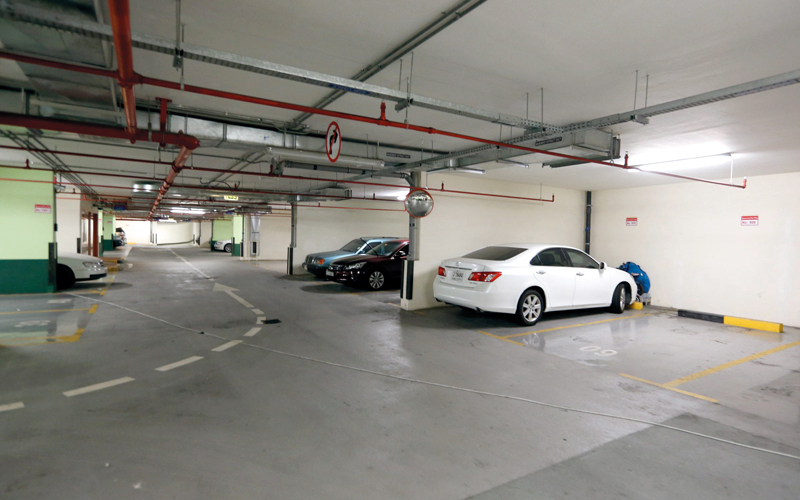 اللوائح تنص على توفير موقف إضافي لكل شقة تزيد مساحتها على 1000 قدم مربعة. تصوير: أشوك فيرما