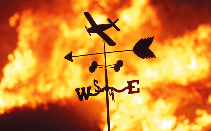 ألسنة اللهب تتصاعد.  رويترز