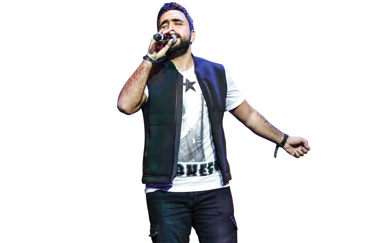 نادر الأتات في حفلته الغنائية على متن الباخرة في اليوم الثاني.  من المصدر