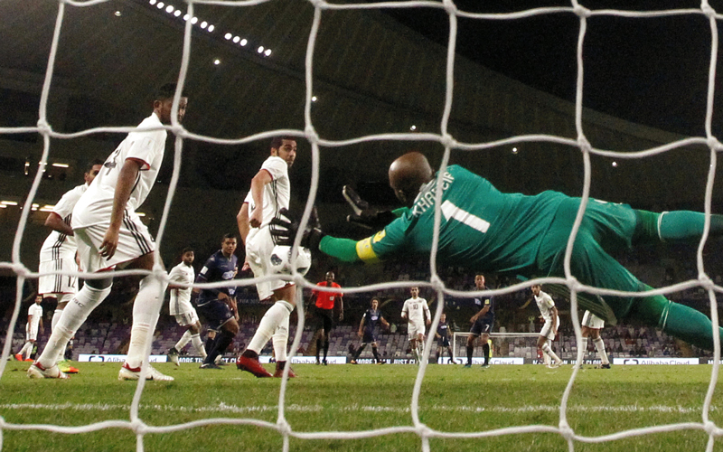 علي خصيف أبدع في التصدي لكرات أوكلاند وقاد الجزيرة للفوز. رويترز