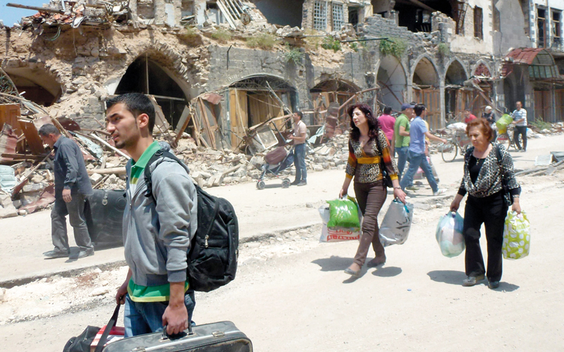 سوريون يعودون إلى بيوتهم بعد 6 سنوات من الحرب. أ.ف.ب