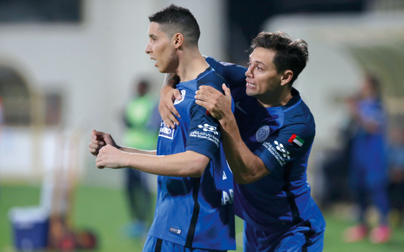 لاعب النصر، المغربي عبدالعزيز برادا، يحتفل بهدف الفوز في مباراة الإمارات، ومعه اللاعب الإيطالي ماورو زاراتي. تصوير: مصطفى قاسمي
