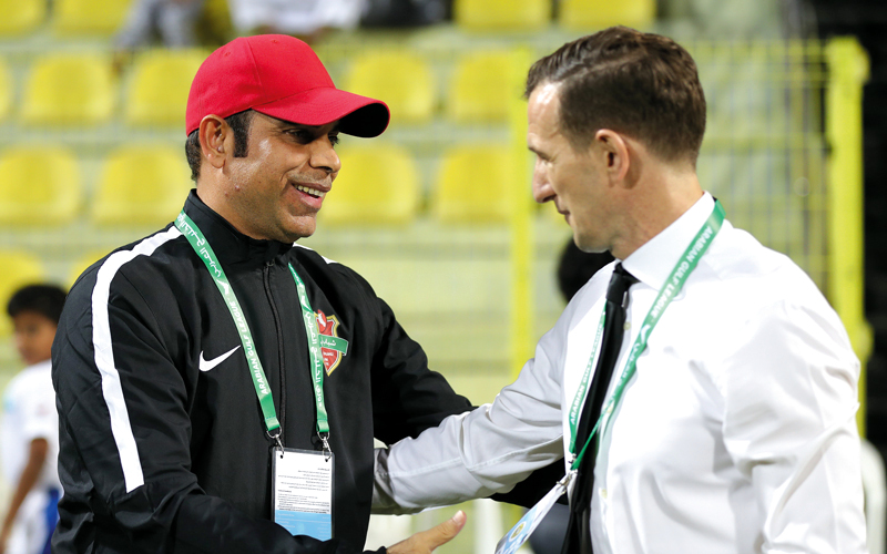 مدرب شباب الأهلي، مهدي علي، يصافح مدرب الوصل، أروابارينا، في أول ظهور للمهندس بعد عودته إلى دوري الخليج العربي. تصوير: أسامة أبوغانم
