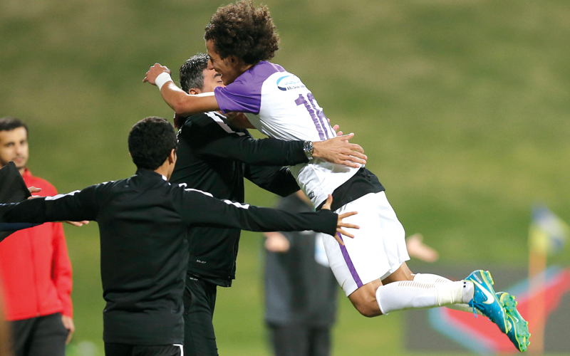 لاعب العين محمد عبدالرحمن، يعانق مدربه الكرواتي زوران، احتفالاً بهدفه في مرمى الظفرة. تصوير: نجيب محمد
