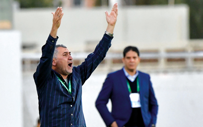 مدرب عجمان، المصري أيمن الرمادي، يبدو مطمئناً، وفي المقابل بدأ الغضب واضحاً على مدرب حتا، السوري نزار محروس، خلال مباراة الفريقين التي انتهت بفوز حتا. تصوير: أسامة أبوغانم