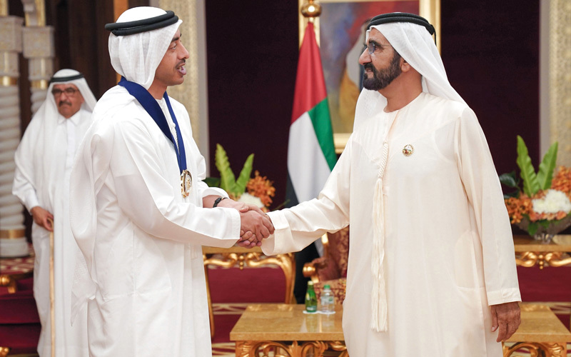 محمد بن راشد يكرّم عبدالله بن زايد عن فئة الشخصية الداعمة للتوازن بين الجنسين. وام
