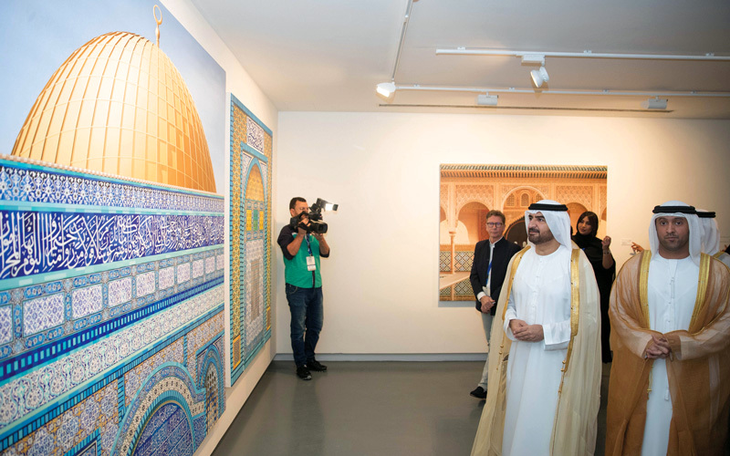 عبدالله بن سالم القاسمي تفقد الأعمال المعروضة.  من المصدر