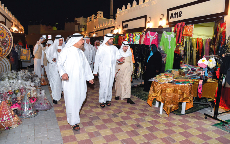 الحميري تفقد الأجنحة واطلع على معروضاتها.  وام