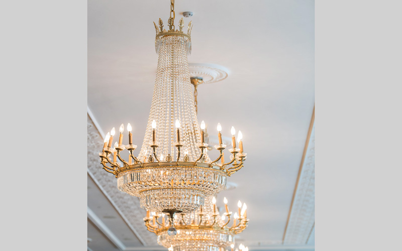 تم الإبقاء على الثريات الأصلية التي كانت موجودة، والتي خضعت إلى إعادة الطلاء وتلميع الكريستال.