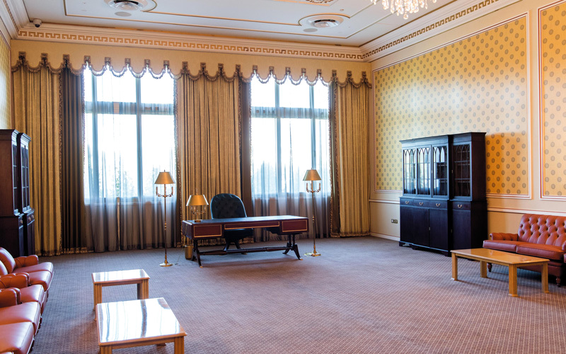 يحتوي قصر الضيافة على مكتب المغفور له الشيخ راشد بن سعيد آل مكتوم، ويتسم بوجود الفرش باللون الذهبي، إلى جانب ستائر ذهبية.