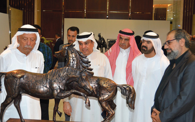 عبدالغفار حسين وعبدالحميد أحمد ومحمد عبدالله المطوّع خلال الافتتاح.

من المصدر