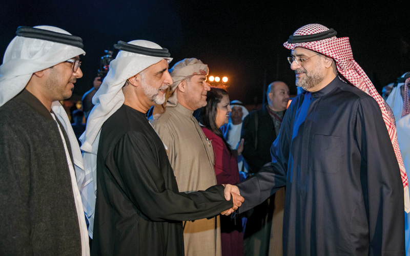 ولي عهد الشارقة وعدد من المسؤولين والفنانين تابعوا العرض الإماراتي. من المصدر