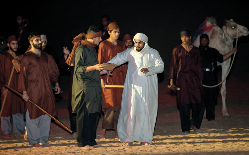 المسرحية الإماراتية تناولت معاني العز والفخر لدى القبائل العربية. من المصدر