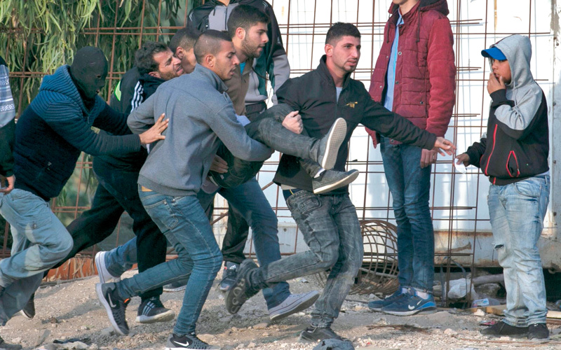 شبان يشاركون في الاحتجاجات التي تفجرت بعد قرار ترامب.  أ.ف.ب