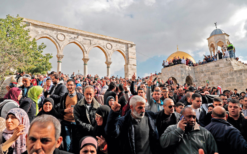 تظاهرة غضب فلسطينية أمام قبة الصخرة بالأقصى.    أ.ف.ب