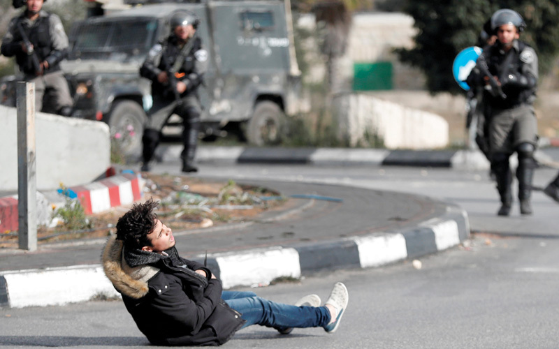 فلسطيني يسقط برصاص الاحتلال قرب رام الله.   رويترز