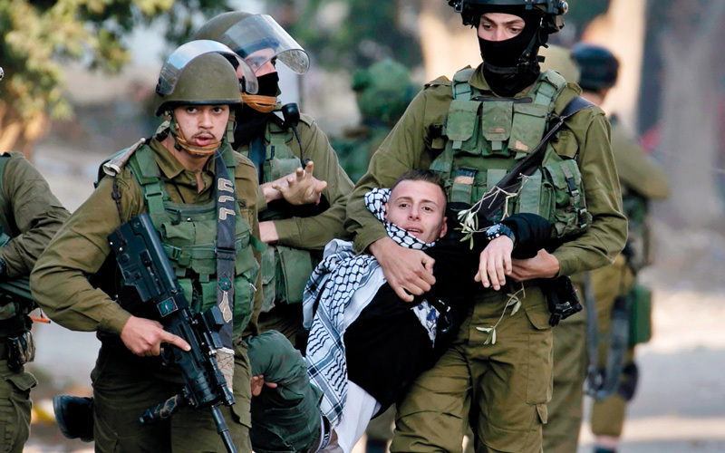 قوات الاحتلال تستخدم العنف ضد فلسطيني خلال احتجاجات حوارة جنوب نابلس.   أ.ف.ب